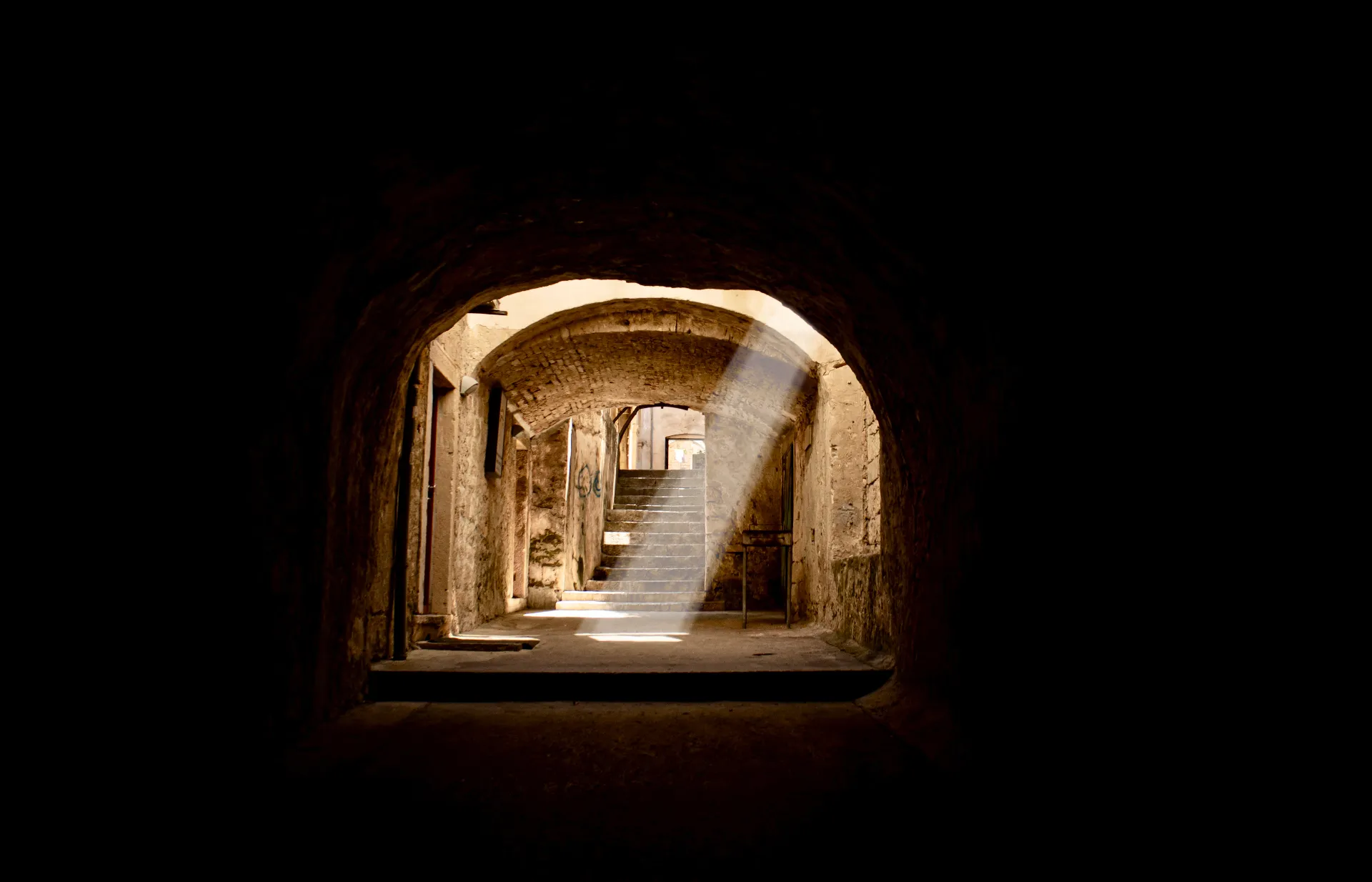 Mimi's Bistro — alleyway