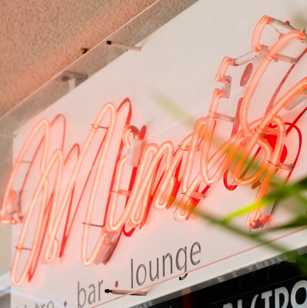 Mimi's Bistro — logo neon