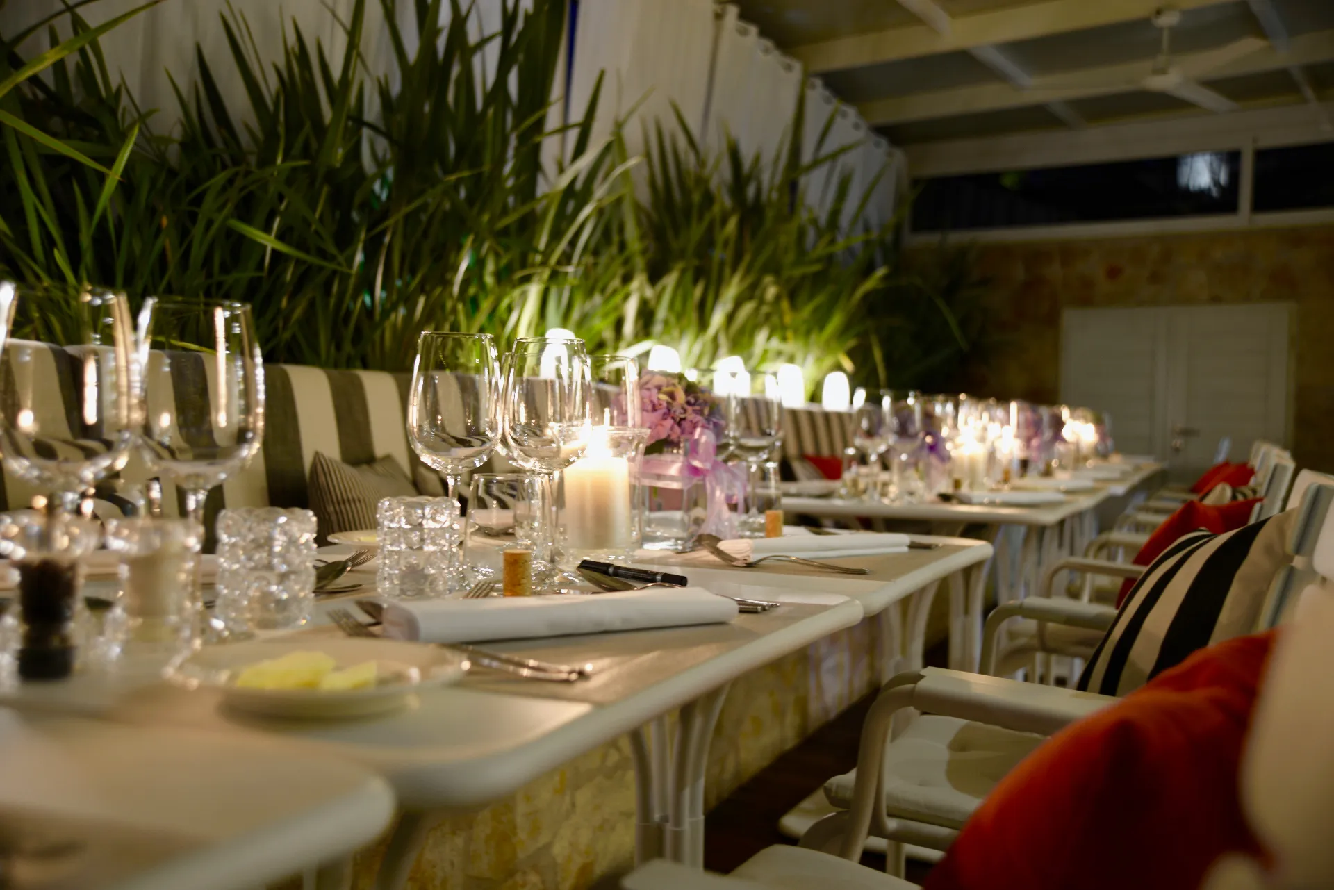 Dugi stol sa svijećama postavljen za privatnu večeru u Mimi's Bistrou