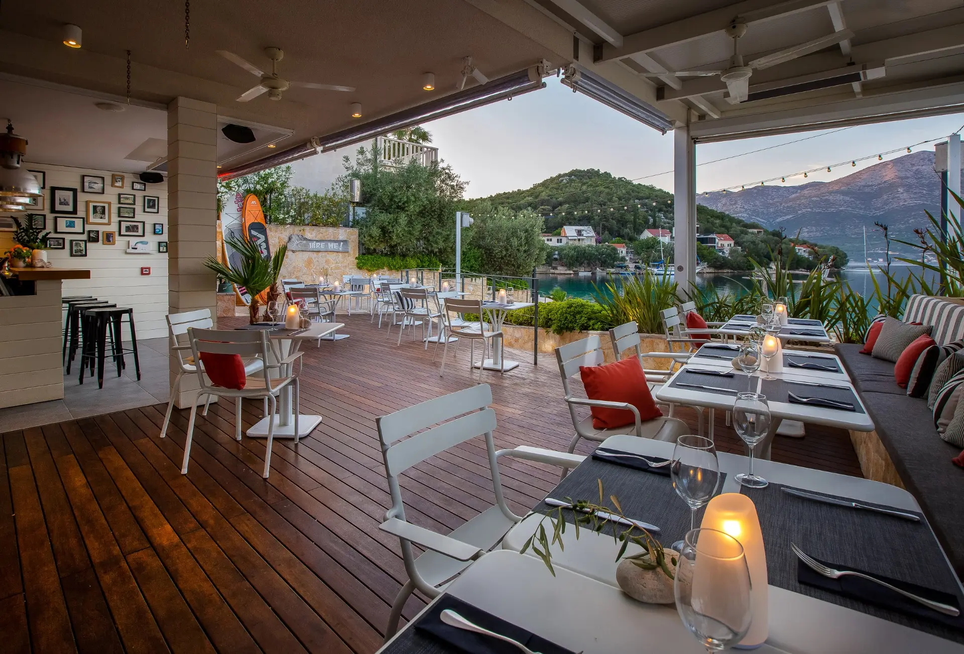 Terasa Mimi's Bistroa u zlatnim satima s pogledom na Adriju